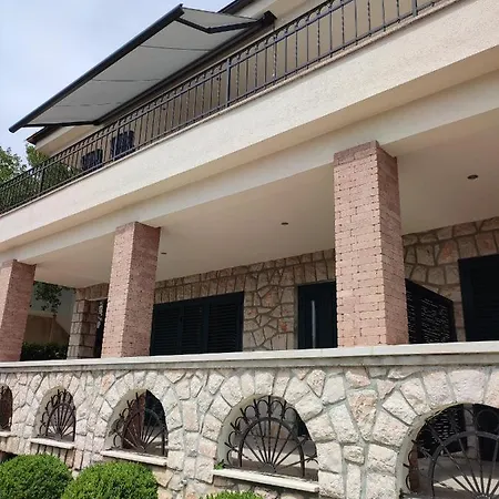 Biuk Apartman *